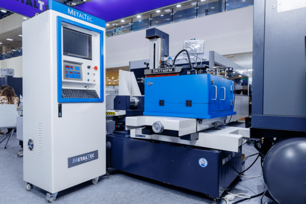 MetalTec DK 7745FМ Электроэрозионный многопроходной проволочно-вырезной станок с наклоном до 45 градусов — изображение 2