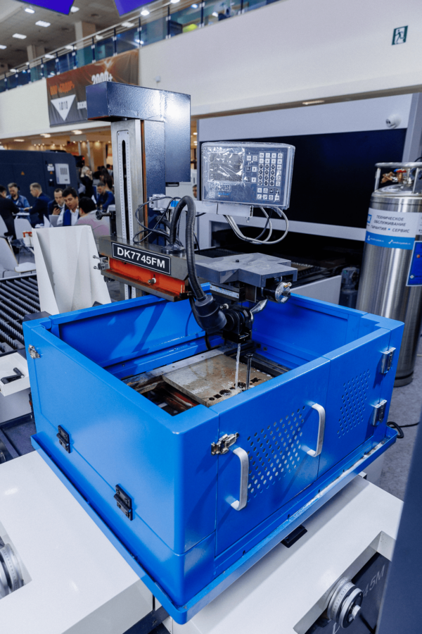 MetalTec DK 7745FМ Электроэрозионный многопроходной проволочно-вырезной станок с наклоном до 45 градусов — изображение 3